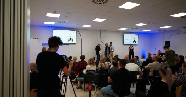 Naši studenti streamovali pro Foxconn