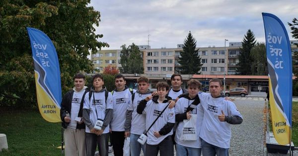 Studenti třídy E2B pomáhali v rámci sbírky Bílá pastelka